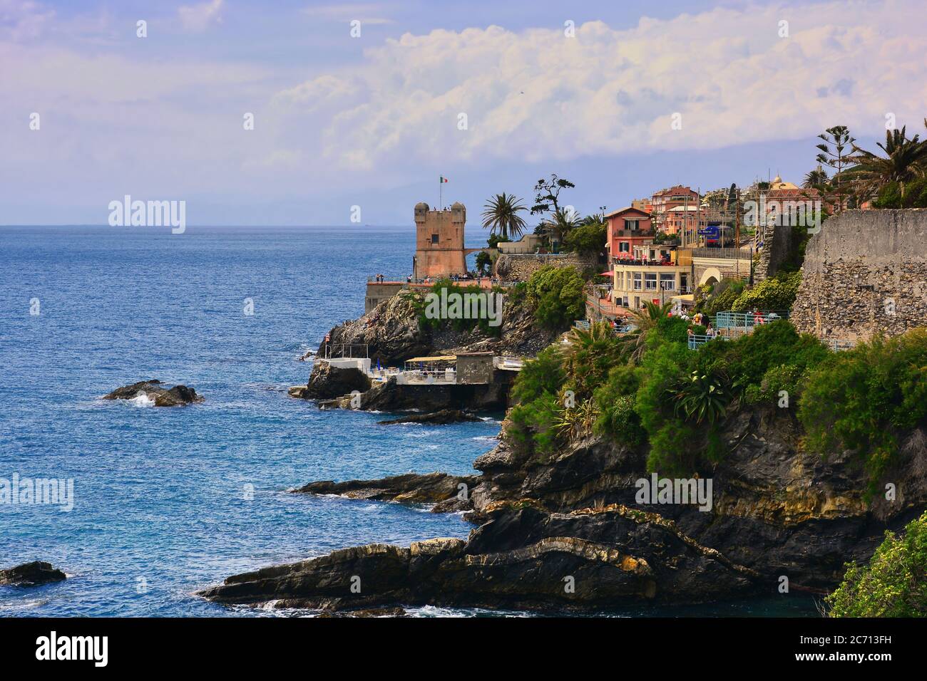 Genua Nervi. Die 2 km lange Promenade mit Clubs, Cafés und Badeanstalten verbindet das `urbane` Fischerdorf Nervi mit Capolungo. Stockfoto